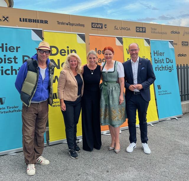 v.l.n.r. Künstlerischer Leiter der Volksschauspiele Gregor Bloéb, Nationalrätin Rebecca Kirchbaumer, Geschäftsführerin der Tiroler Volksschauspiele Verena Covi, Landesrätin Cornelia Hagele und Landesrat Mario Gerber. | Foto: © Tiroler Wirtschaftsbund