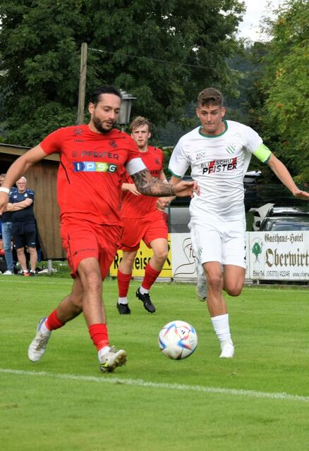 Kapitäne unter sich - Luca Gruber (Kundl, li.) und Marcel Schmid (Ebbs, re.). | Foto: Schwaighofer