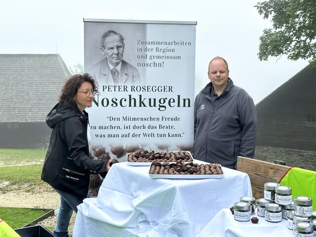 Die beiden "Noschkugel"-Erfinder Irene Pfleger und Stefan Feigl bei der Präsentation am Alpl. | Foto: Pfleger