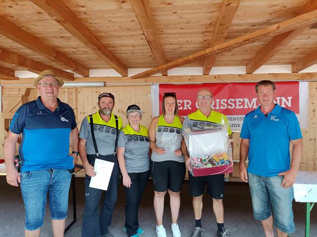 Obmann Andreas Lenhart (l.) und Marco Hartl (r.) vom SV Zams Zweigverein Stocksport gratulierten der Mannschaft des ESV Arzl zum Turniersieg beim fünften Zammer Lochputzturnier 2023. | Foto: SV Zams - Zweigverein Stocksport
