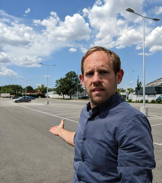 Der Parkplatz beim Kindergarten in der Josef Weisleinstraße bietet keinerlei Möglichkeit der Versickerung von Wasser. | Foto: Grüne/Ecker