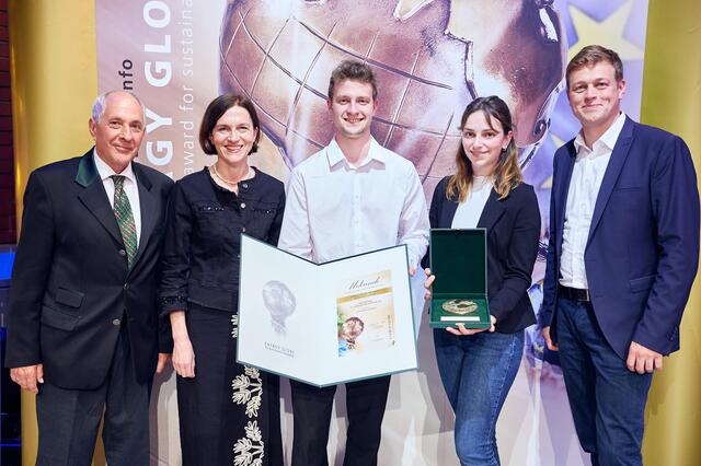 Die beiden Projektleiter, Klara Atteneder sowie Lorenz Baumgartner nahmen die beiden Preise für die HBLA Elmberg entgegen. | Foto: Mathias Lauringer