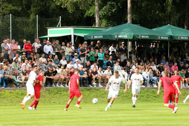 An die 1000 Besucher kamen in die Glonner-Arena zum Bezirksderby zwischen dem SK Ebbs (weiß) und dem SC Kundl (rot). | Foto: Schwaighofer