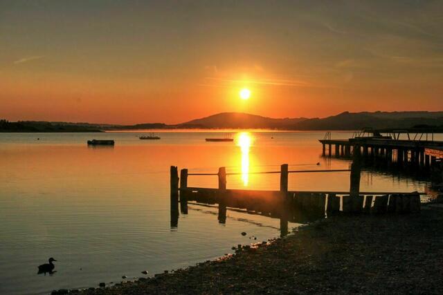 Farbintensiver Sonnenaufgang heute beim Strandbad Seekirchen am Wallersee | Foto: Emma Sommeregger