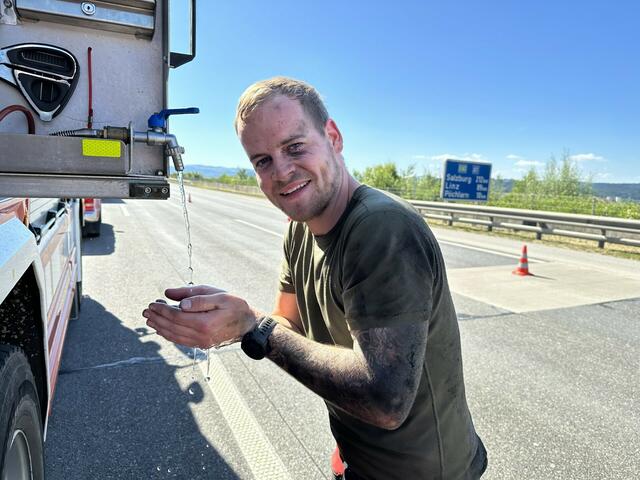 Abkühlung nach heißem Einsatz: Michael Bartl. | Foto: FF Melk