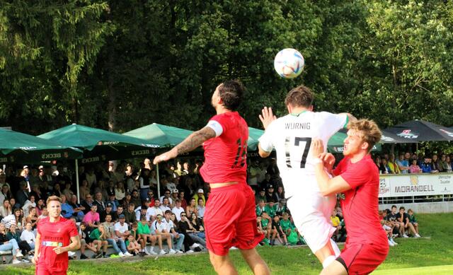 Daniel Wurnig (Mitte) erzielte zwei Tore gegen Kundl (rot). | Foto: Schwaighofer