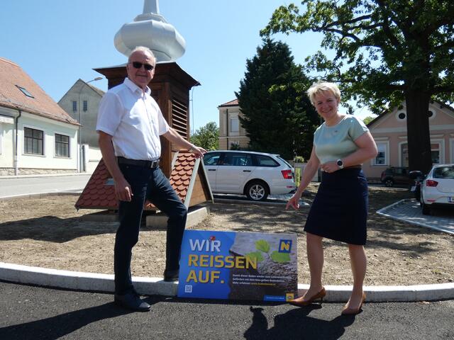 Freuen sich auf den neugestalteten Klosterplatz: Bgm. Martin Reiter und Regina Engelbrecht (Leiterin des Regionalbüros der eNu im Weinviertel) | Foto: eNu