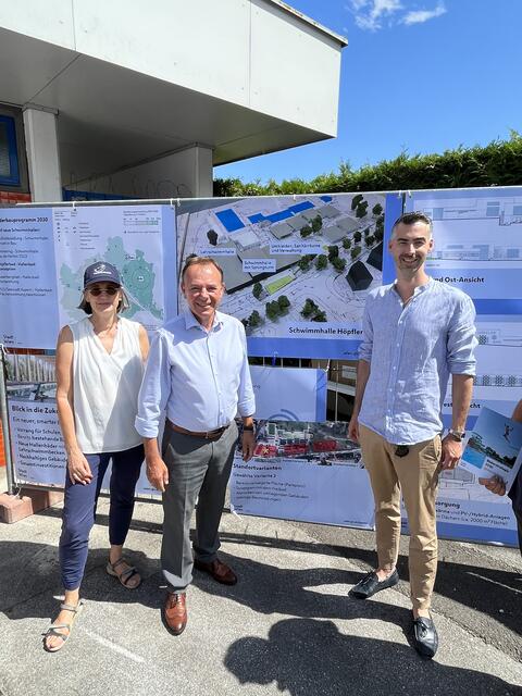 Bei der Präsentation vor Ort (v.l.): Raumplanerin Andrea Breitfuss (kon-text) mit Gerald Bischof und Christoph Pramhofer, Klubvorsitzender von Neos Liesing. | Foto: BV23/Baumgartner