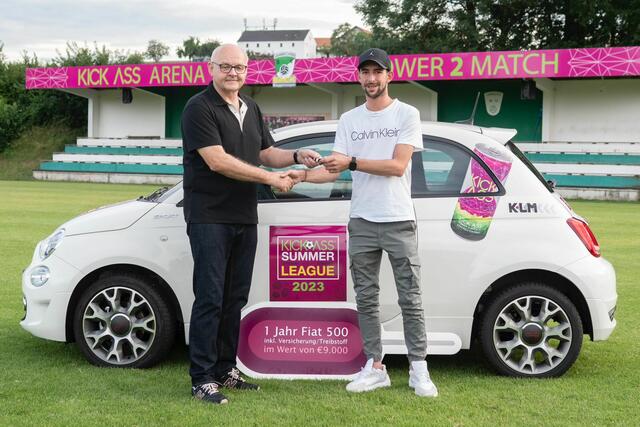 Obmann Josef Maier mit dem Gewinner Patrick Braumann.  | Foto: SV Lambrechten