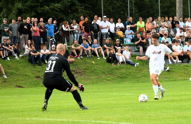 Diese 1:1 Chance konnte Daniel Wurnig gegen Kundl Tormann Harald Zoglauer nicht verwerten. | Foto: Schwaighofer