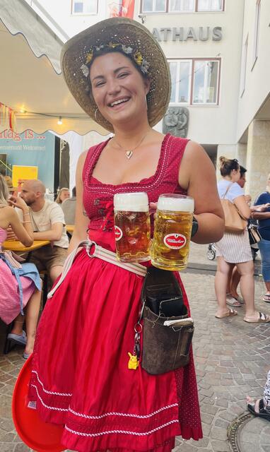 Fesch, freundlich und flott ist die Bedienung am Villacher Rathausplatz beim 78. Villacher Kirchtag!