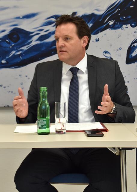 LR René Zumtobel überzeugte sich von der Speiseresteanlage vor Ort. | Foto: Johanna Bamberger