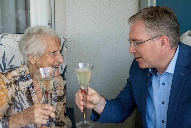 Anstoßen auf 100 Jahre Martha Leopoldine Motschiunig. | Foto: Stadt St. Veit