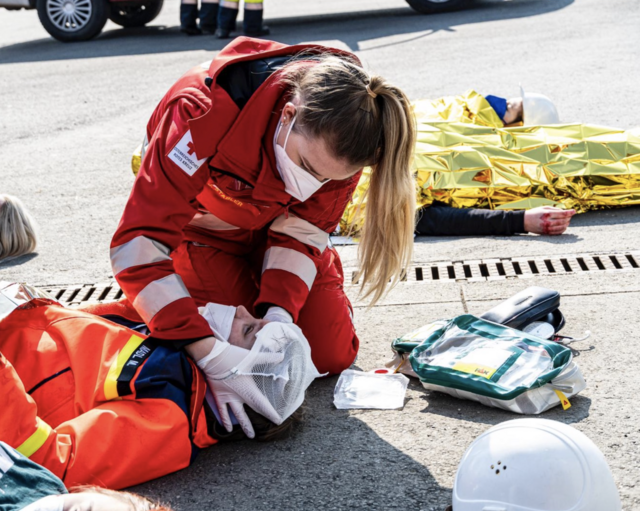 Ein Mann in St. Lorenzen hatte einen tragischen Arbeitsunfall. Die Rettung und der Notarzt waren sofort zur Stelle.  | Foto: Symbolbild Rotes Kreuz
