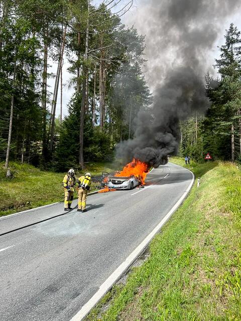 Am Montag kam es auf der Mieminger Straße zu einem Fahrzeugbrand. Am Auto entstand ein Totalschaden. | Foto: Zeitungsfoto.at