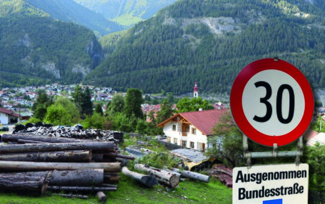 Der Gemeinderat von Pfunds hat im JHR 2021 im Ortsgebiet bereits eine Geschwindigkeitsbeschränkung von 30 km/h verordnet (Fotomontage). | Foto: Othmar Kolp