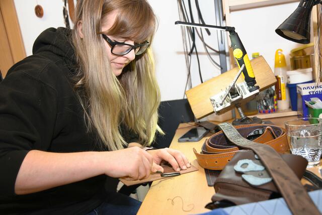 Mit Leidenschaft be- und verarbeitet Marlene Backfrieder Leder und hat sich inzwischen eine eigene Werkstatt eingerichtet. | Foto: Alfred Hofer