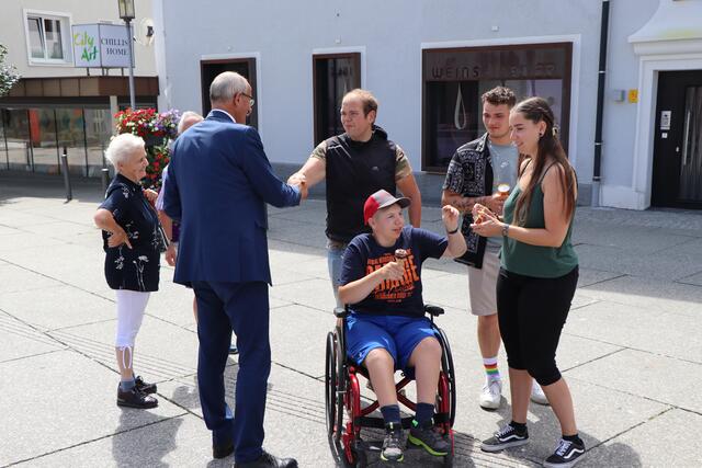 In seinem Heimatbezirk Landeck suchte der LH Anton Mattle den Kontakt zur Bevökerung. | Foto: Othmar Kolp