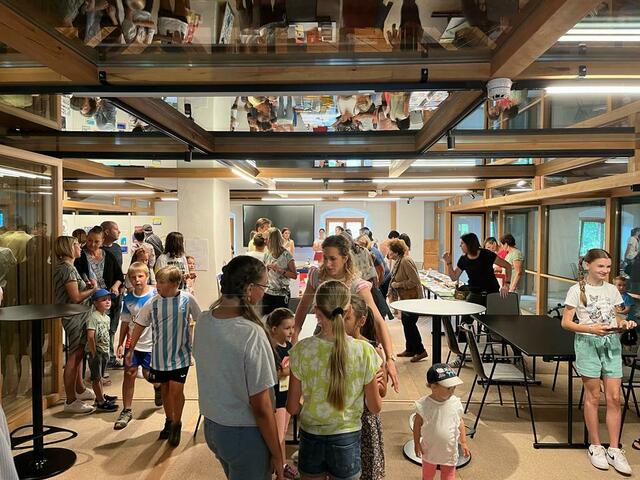 Bei der Vernissage der Kinder Kunstakademie im Anraser Pfleghaus standen die Kinder im Mittelpunkt | Foto: Pfleghaus