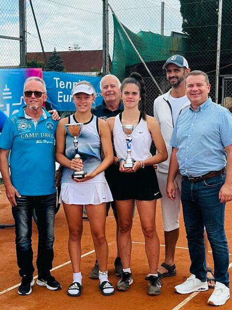 Siegerehrung mit Funktionären des Vereins und Gegnerin Jarolimkova | Foto: KHM