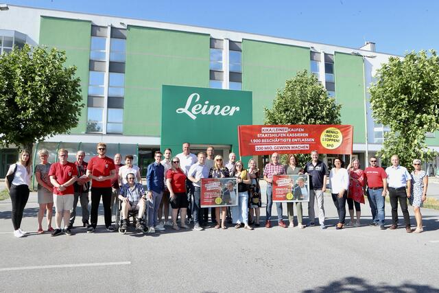 Sabine Engleitner-Neu (unter dem Transparent in der Mitte) und ein SPÖ-Team aus Steyr und Steyr-Land vor dem Leiner-Kaufhaus. | Foto: Klaus Mader