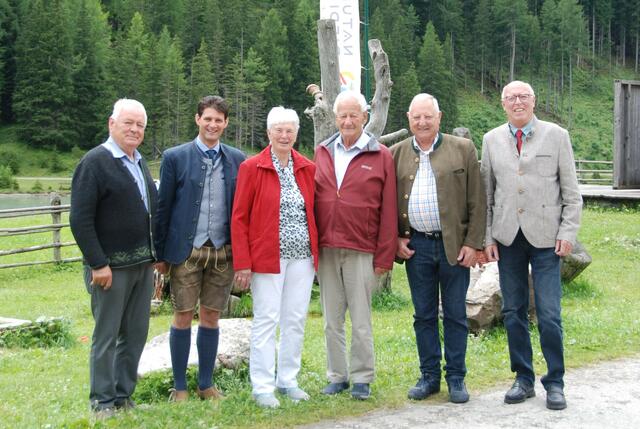 Foto: Bild:  Anton Baier (Heimatverein), Bgm. Thomas Kößler, Jubilarin Helga Baier mit Gatten Josef Baier, Peter Pfeifenberger (Heimatverein), Alois Bliem (Seniorenbund)