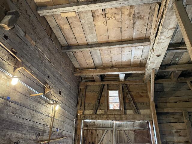 Ein Blick in den alten "Tennen". Hier findet man auch die beiden alten Balken aus den Jahren 1536 bzw. 1539. | Foto: Reichel