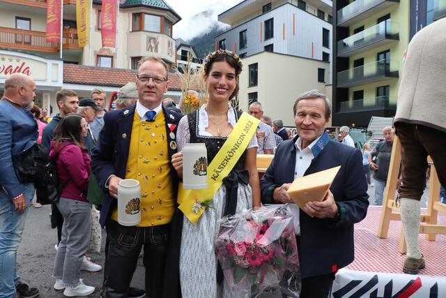 Dietmar Walser, Käsekönigin 2022 Nina Wolf und Hermann Huber (v.l.). | Foto: Othmar Kolp