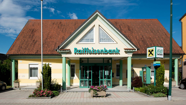 Ab Montag, dem 7. August, ist die Raiffeisen-Bankstelle in in einem Ausweichlokal auf der anderen Seite der Hauptstraße zu finden. | Foto: Raiffeisen