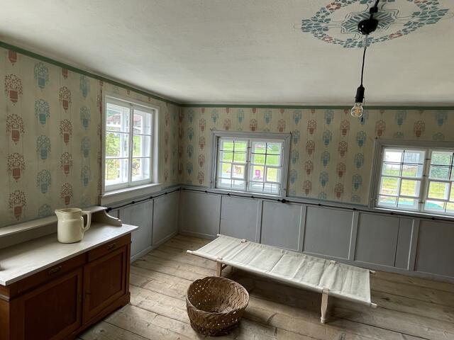 Diese Malereien sind richtig alt, ebenso die beiden kleineren Fenster. Das größere (links) ist neuerer Bauart. | Foto: Reichel