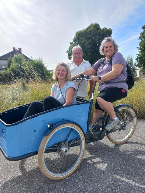 Die beiden Campinggäste Birgit Selinger und An-nemarie Wernig testeten als erste das E-Trans-portrad. Im Bild mit dem Mobilitätsbeauftragten der Stadtgemeinde, Gemeinderat Franz Pfabigan. | Foto: Stadtgemeinde Waidhofe