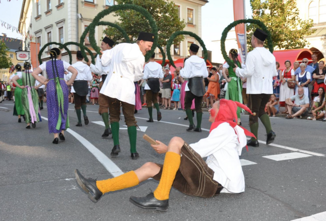 Der große Trachtenumzug beginnt am Samstag zwei Stunden früher als üblich. Und zwar um 15 Uhr. | Foto: MeinBezirk.at