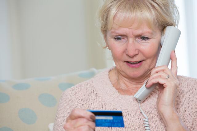 Die Polizei warnt: Mit Schockanrufen versuchen derzeit Telefonbetrüger, an das Geld von ihren Opfern zu kommen. | Foto: Panthermedia/daisy-daisy
