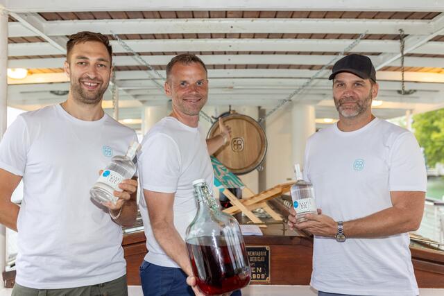 V.l.n.r.: Brennmeister Clemens Bohle, Ostbucht-Pirat Franz Huditz, Marken-Designer Georg Lippitsch | Foto: DerHandler