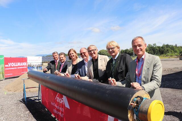 Setzten ihre Unterschrift auf ein Leitungsrohr des Biomasseheizwerkes: Bernhard Karrer/Bioenergie, LAbg. Udo Hebesberger, LR Barbara Eibinger-Miedl, Josef Herk/WKO, Jakob Edler/Bioenergie und Gernot Pagger/IV.  | Foto: Edith Ertl