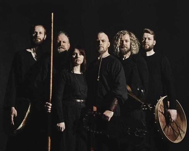 Das Musikprojekt Wardruna rund um Frontmann Einar Selvik (3.v.r.) erzählt von einst und holt die nordische Mythologie ins Heute. | Foto: Kim Ohrling