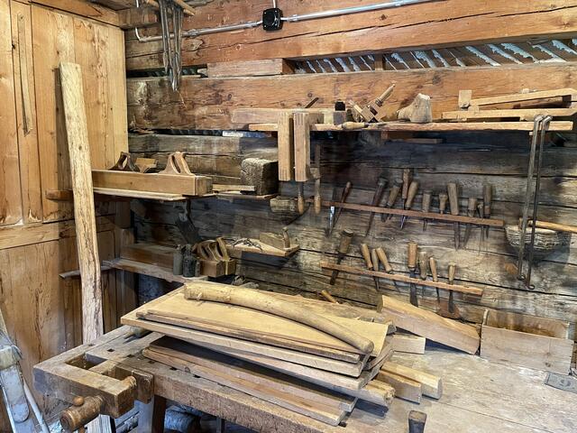 Spannend: Im oberen Bildbereich sieht man, wie Keile zwischen die Balken getrieben wurden, um die Raumhöhe anzuheben. | Foto: Reichel