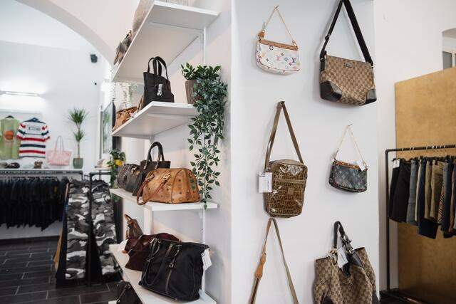Designertaschen, Kleidung, Accessoires oder Schmuck findet man im neuen Olesstore. | Foto: Olesstore