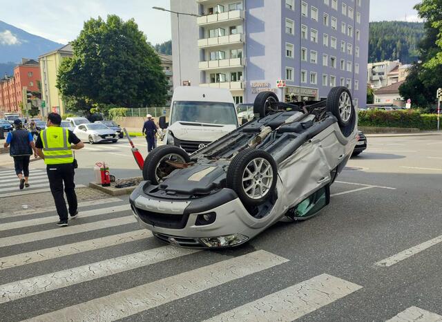 Der Pkw landete auf dem Dach. | Foto: Zeitungsfoto.at/Team
