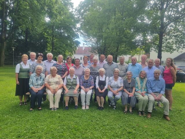 Hinten stehend von links: Mautner Leopoldine, Mautner Alois, Gruber Maria, Gruber Josef, Pichler Anna Maria, Dörfler Theresia, Lasselsberger Hermine, Grumböck Gertrude, Schirgenhofer Robert, Johnson Margaretha, Riegler-Nurscher Stefan, Schellenbacher Johann, Gansberger Alois, Hintersteiner August, Stiefsohn Johann, Strasser Johann, Huber Leopold, Gallistl Claudia

Vorne sitzend von links: Heindl Aloisia, Hell Anna, Pretz Cecilia, Haas Martha, Gallistl Barbara, Gansberger Leopoldine, Hintersteiner Agnes, Weinauer Erna, Brader Karl | Foto: Bauernbund