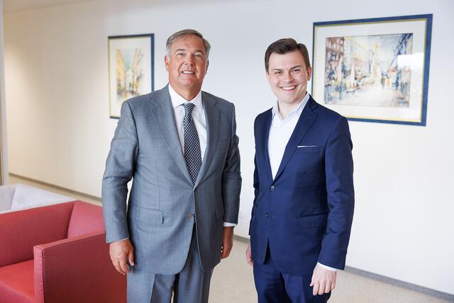 WKW-Präsident Walter Ruck mit Clemens Schmidgruber, Vorstandsvorsitzender der Jungen Wirtschaft Wien. | Foto: WKW/Florian Wieser