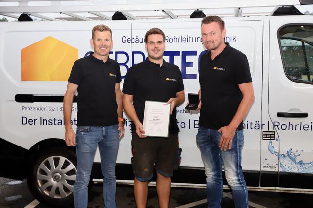 Die Gebro-Tech-Geschäftsführer Jürgen Gleichweit (r.) und Wolfgang Krausler dankten Jan Binter für seine Firmentreue. | Foto: Alfred Mayer