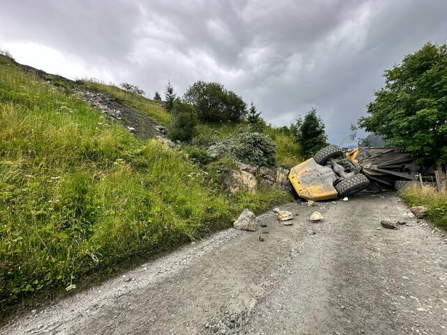 Der Muldenkipper muss von einem Spezialkran geborgen werden. | Foto: ZOOM.TIROL