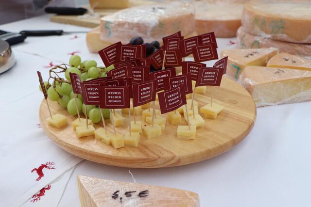 Der Paznauner Almkäse hat sich inzwischen weit über den Bezirk hinaus einen Namen gemacht. | Foto: Othmar Kolp