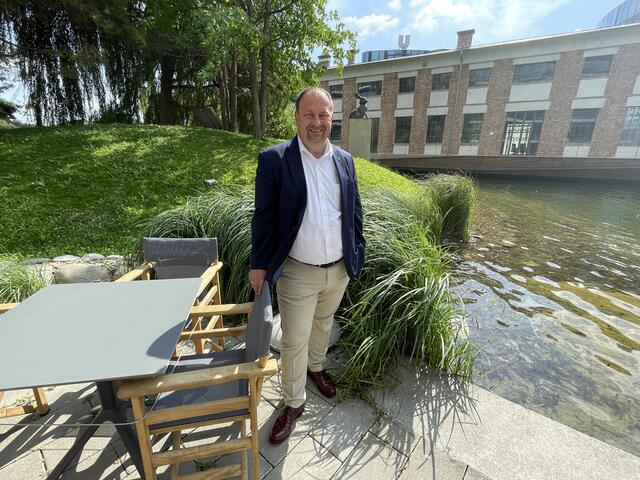 Bezirksvorsteher Alexander Nikolai (SPÖ) ist im August in der Leopoldstadt unterwegs. Bei seiner Schanigartentour hat er ein offenes Ohr für Ideen und Probleme.  | Foto: Kathrin Klemm