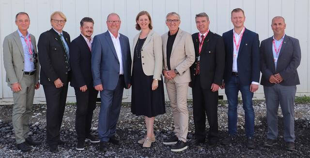 Gernot Pagger/IV, Jakob Edler/Bioenergie, LAbg. Udo Hebesberger, GF Christian Lazarevic, LR Barbara Eibinger-Miedl, Josef Herk/WKO, Bernhard Karrer/Bioenergie und die beiden Kalsdorfer Vizebürgermeister Michael Konrad und Patrick Trummer beim Festakt zum Spatenstich des Biomasseheizwerkes Roto Frank. | Foto: Edith Ertl