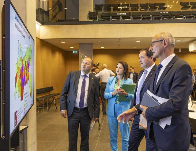(v.li.): Forstreferent des Landes LHStv Josef Geisler, Sicherheitslandesrätin Astrid Mair, Landwirtschaftsminister Norbert Totschnig und LH Anton Mattle diskutieren die Schäden im Tiroler Wald, dargestellt auf einer Karte. | Foto: © Land Tirol/Die Fotografen