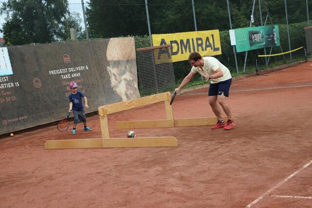 Da gab sich Stephan Scheifinger gerne geschlagen und lobte die Ausdauer des 5-jährigen.  | Foto: Edith Ertl