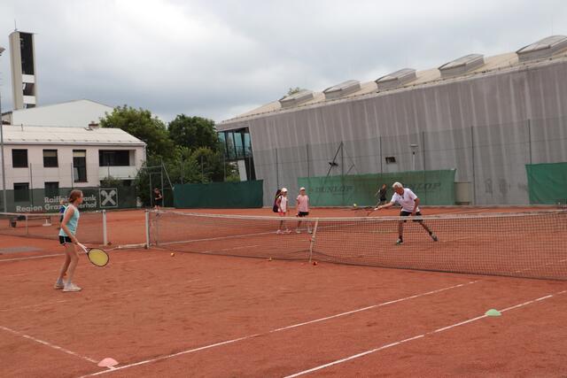 Nach dem Low T-Ball ging es für Elena ziemlich rasch ans Netz. Hier matcht sich die 13-jährige mit Jugendtrainer Heinz Käfer.  | Foto: Edith Ertl