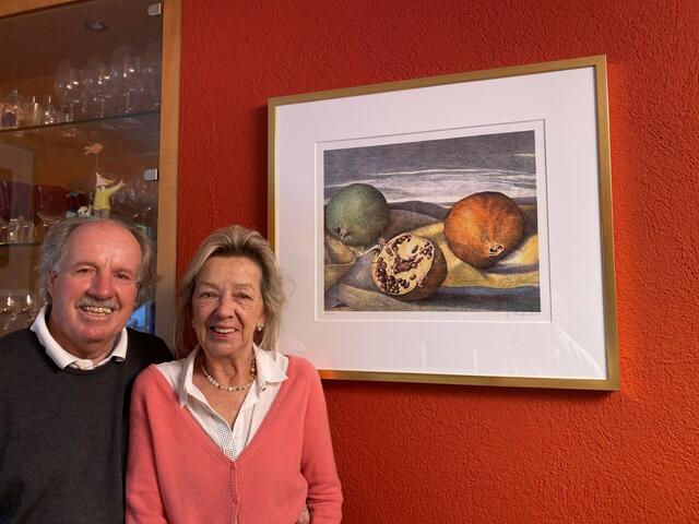 Annaliese und Günther Stecher mit dem neuen Benefiz-Werk von Gotthard Bonell. | Foto: Stecher&amp;Stecher